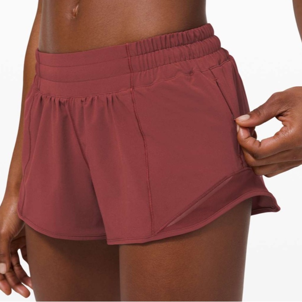 NWOT Lululemon Savannah Hotty Hot Short II *2.5” Size 6